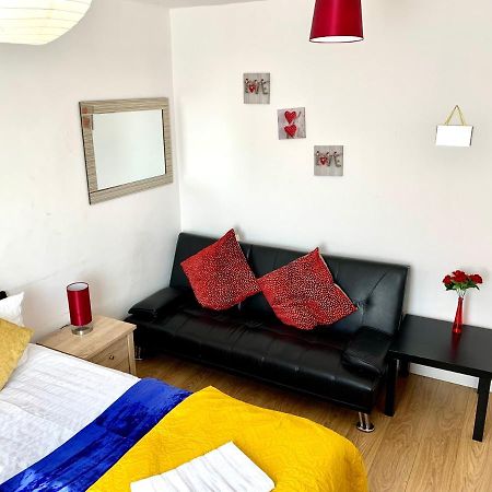 Studio Apartment, Private Bathroom And Parking Ilford Buitenkant foto