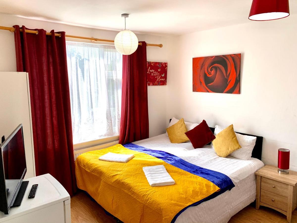 Studio Apartment, Private Bathroom And Parking Ilford Buitenkant foto