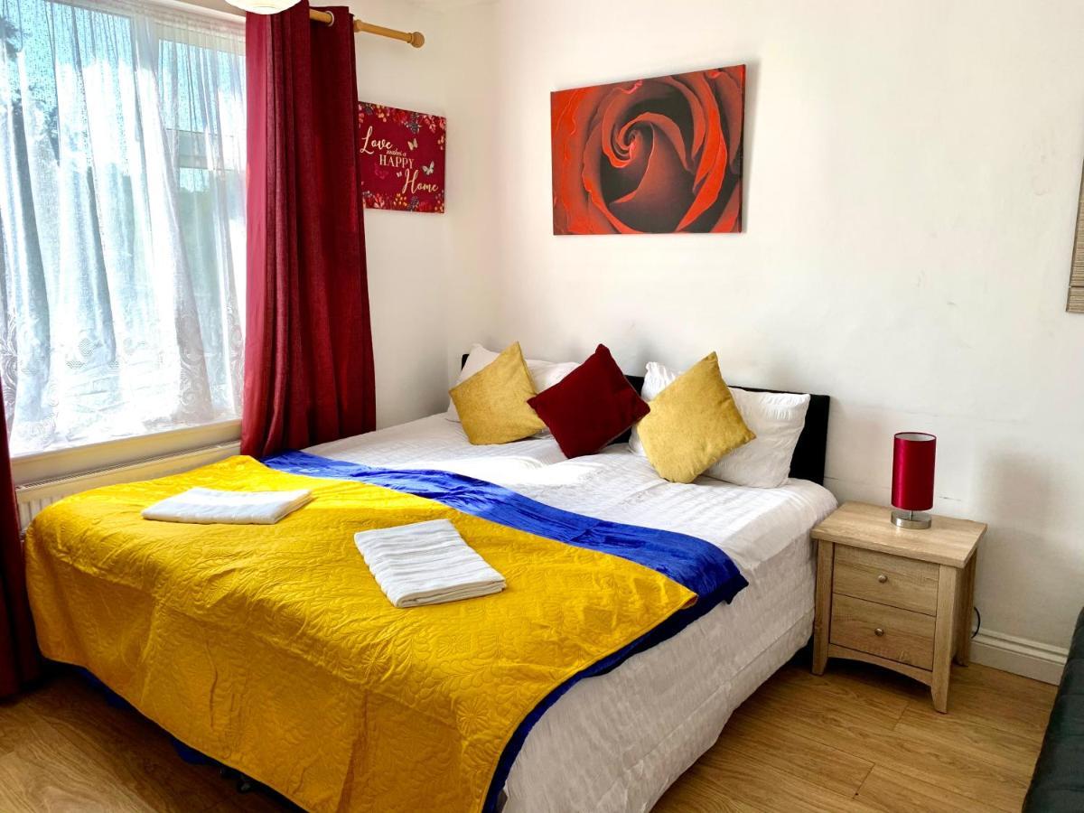 Studio Apartment, Private Bathroom And Parking Ilford Buitenkant foto