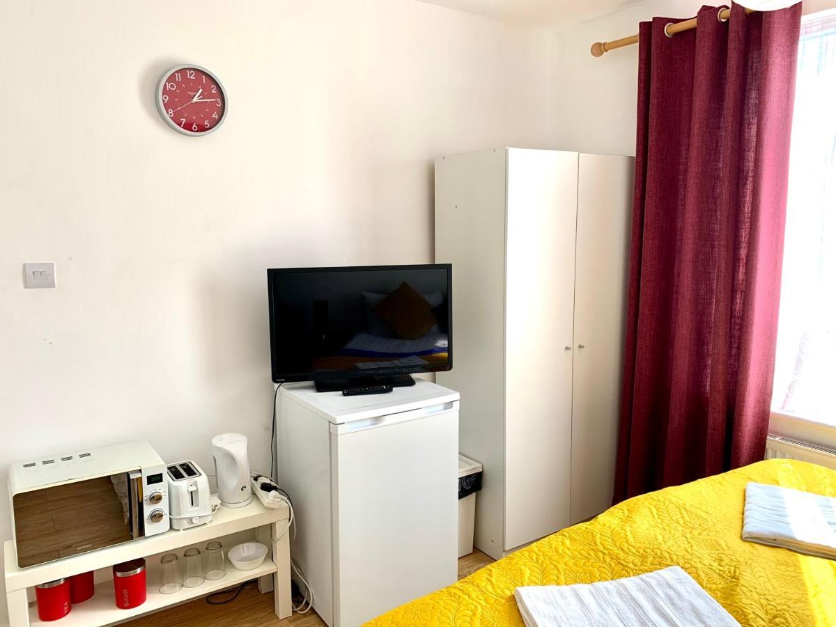 Studio Apartment, Private Bathroom And Parking Ilford Buitenkant foto