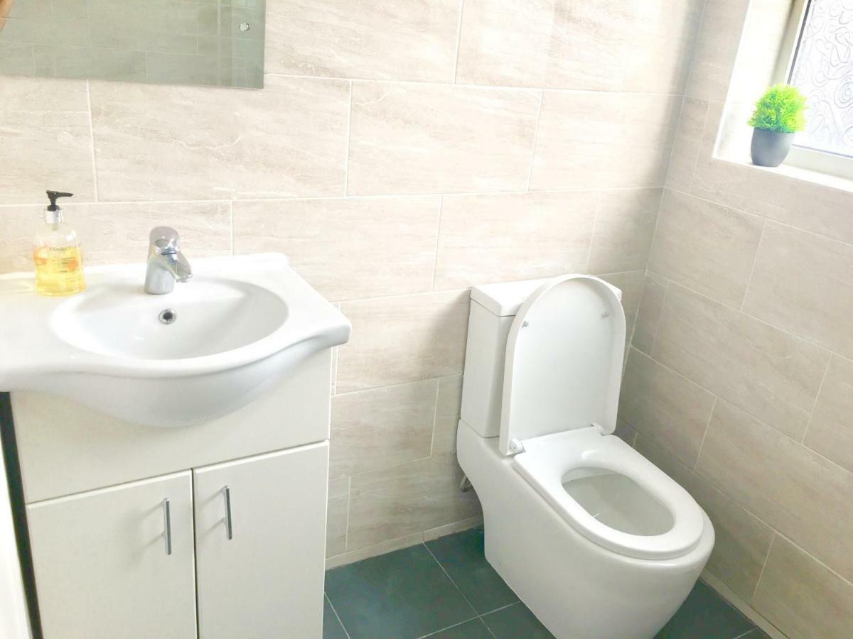 Studio Apartment, Private Bathroom And Parking Ilford Buitenkant foto