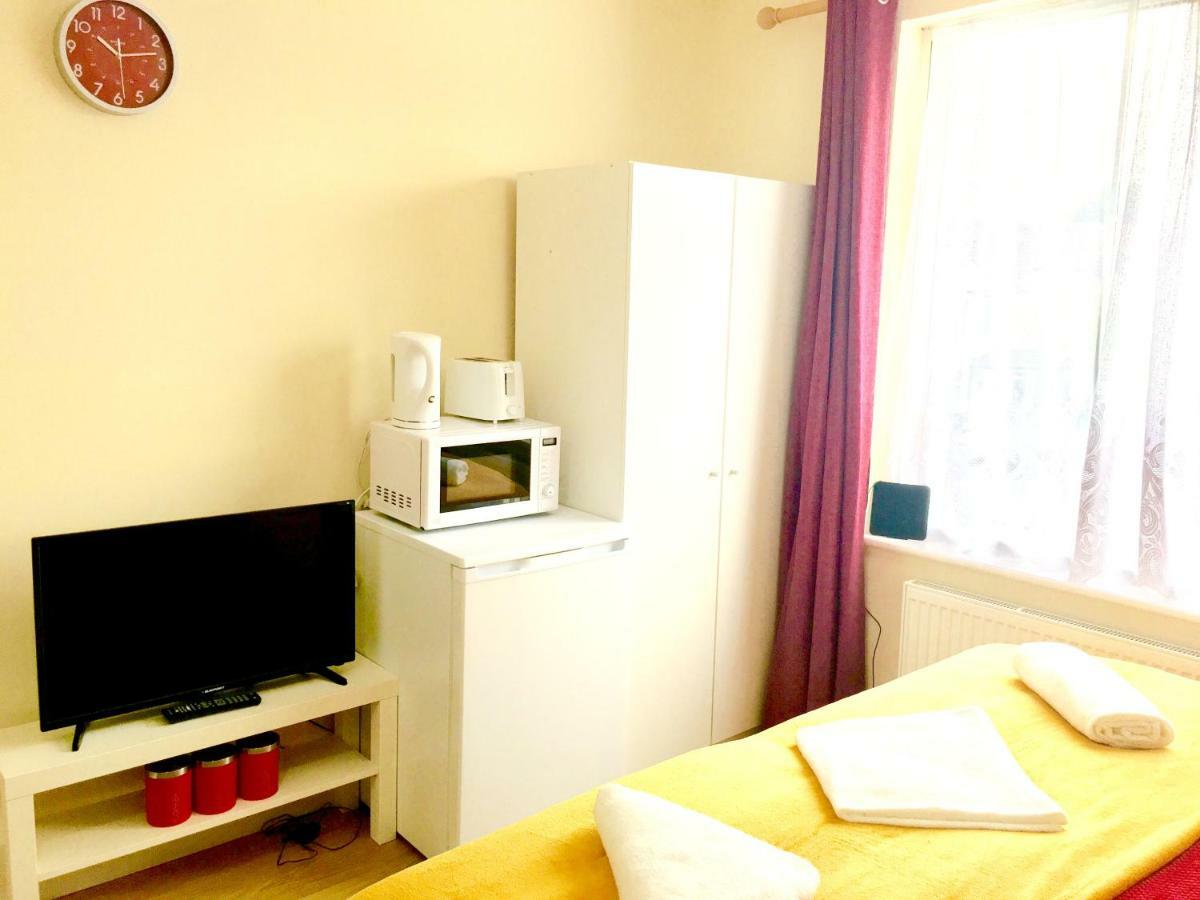 Studio Apartment, Private Bathroom And Parking Ilford Buitenkant foto