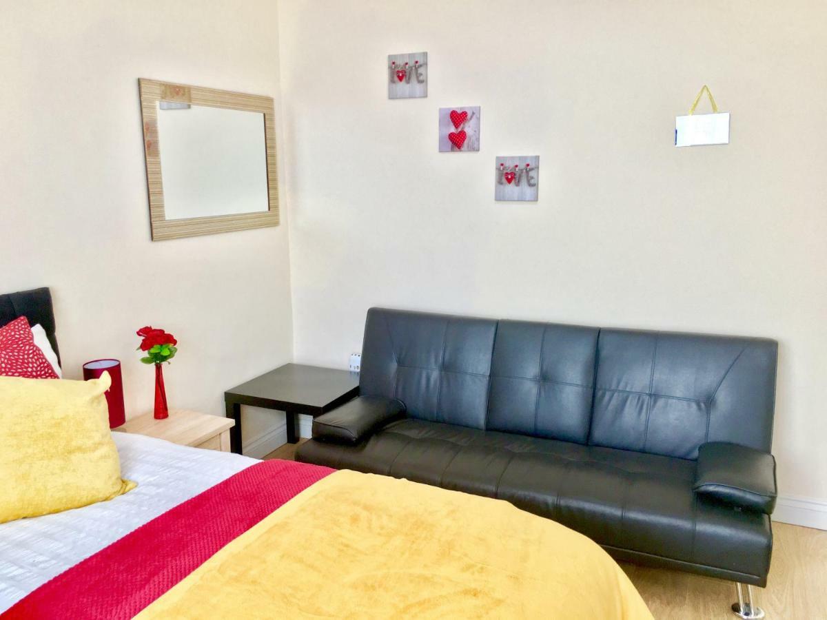 Studio Apartment, Private Bathroom And Parking Ilford Buitenkant foto