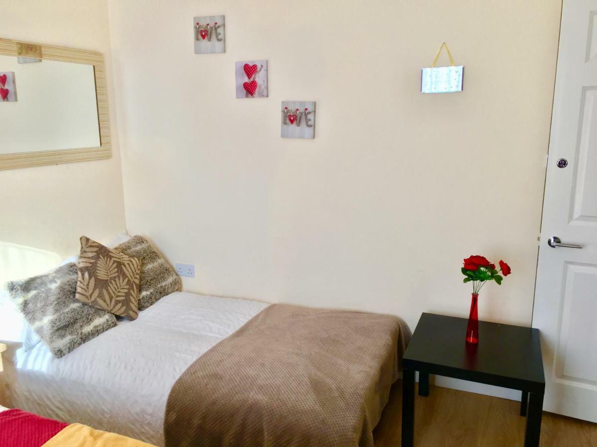 Studio Apartment, Private Bathroom And Parking Ilford Buitenkant foto