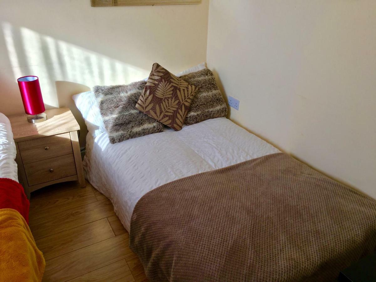 Studio Apartment, Private Bathroom And Parking Ilford Buitenkant foto